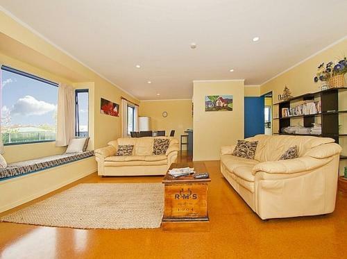 Castleview Getaway Matarangi - Matarangi Holiday Home
