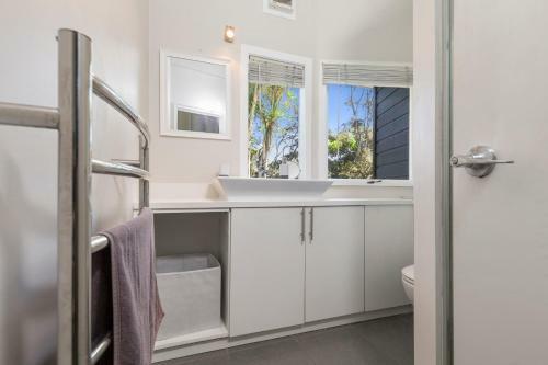 Tree Top Hideaway - Sandspit Holiday Home