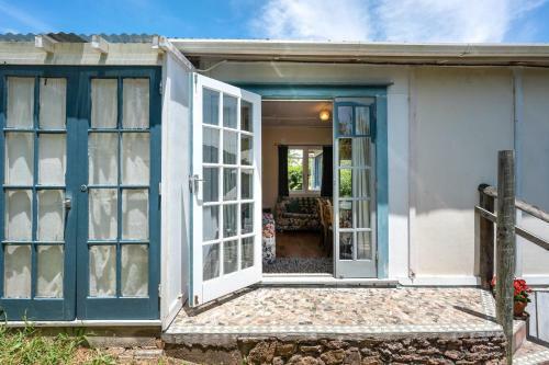 Birdsong Cottage - Rocky Bay Holiday Home