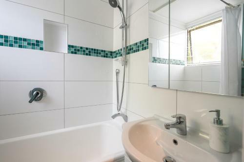Birdsong Cottage - Rocky Bay Holiday Home