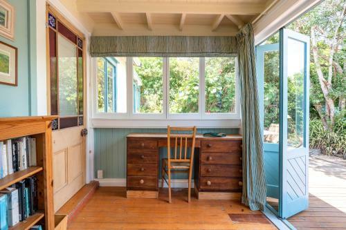 Birdsong Cottage - Rocky Bay Holiday Home