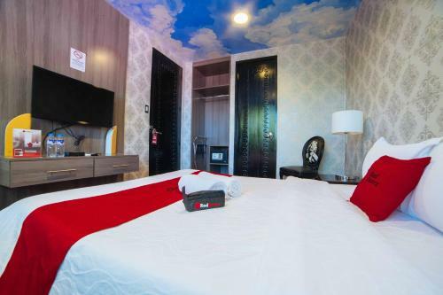 Hotel Reddoorz Plus @ Aguirre Ave Bf Homes