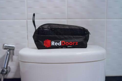 Hotel Reddoorz Plus @ Aguirre Ave Bf Homes