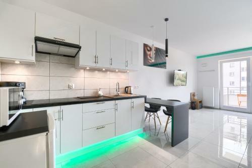 Good Day Apartments- Private Parking Now Town