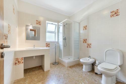 3-bed Villa 10 Mins To The Beach In Albufeira
