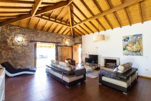 Luxury Spacious Farmhouse With Great Land Viewa