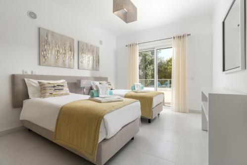 Sleek Modern Beach Apartment, Porto de Mos, Lagos