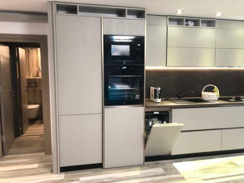 Three-bedroom Luxury Apartment Marina