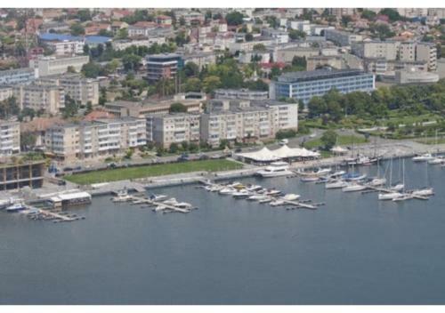 Three-bedroom Luxury Apartment Marina