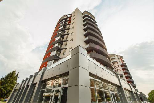 Spacious & Bright 2 Bedroom Central Apartment