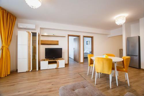 Spacious & Bright 2 Bedroom Central Apartment