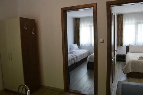 Hostal Cazare 77