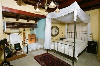 Hostal Ifigenia Luxury Suites