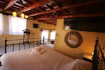 Hostal Ifigenia Luxury Suites