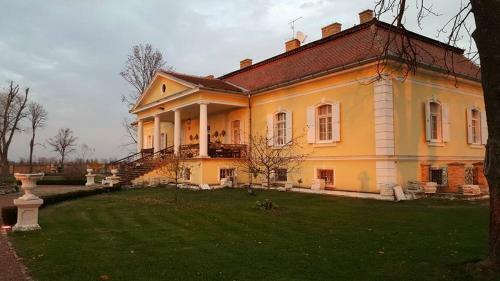 Hotel Schulhoff, Castle And Winery