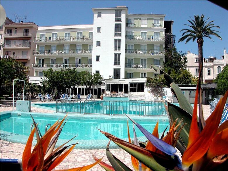 Hotel Carlton International