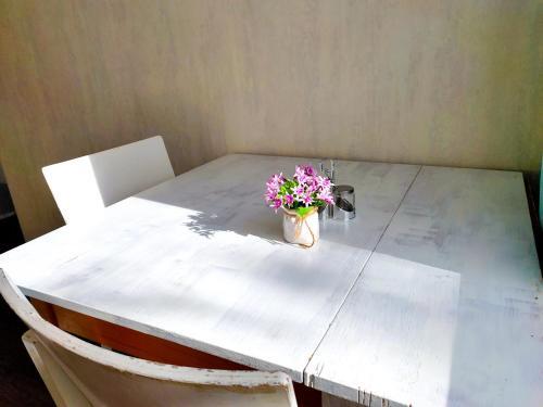 Mango Apartments (white)