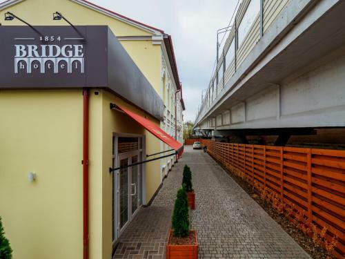 Bridge Hotel