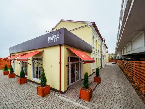Bridge Hotel
