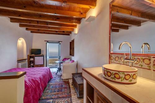Malvasia Traditional Hotel