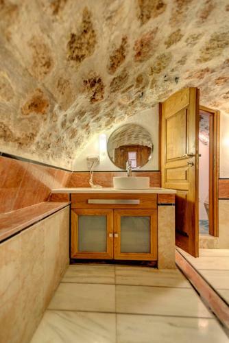 Malvasia Traditional Hotel
