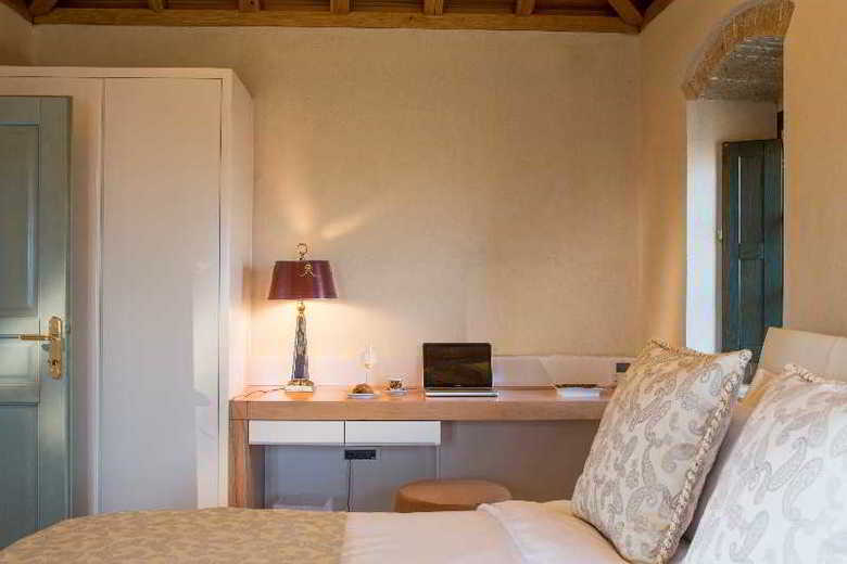 Hotel Moni Emvasis Luxury Suites