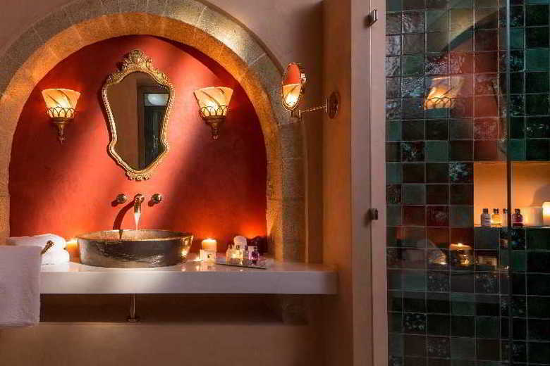Hotel Moni Emvasis Luxury Suites