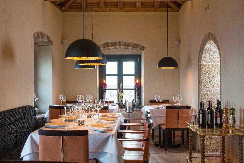 Hotel Moni Emvasis Luxury Suites