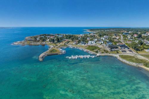 Tv� G�sthus Vid Hav Och Strand