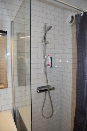 Tv� G�sthus Vid Hav Och Strand