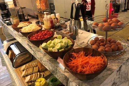 Kinnon Deluxe Hostel Coworking Cafe