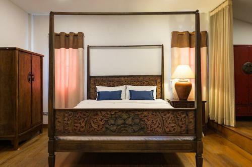 Artisan's Antique House - Silom