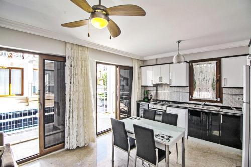 Aquamarine Apartments A1