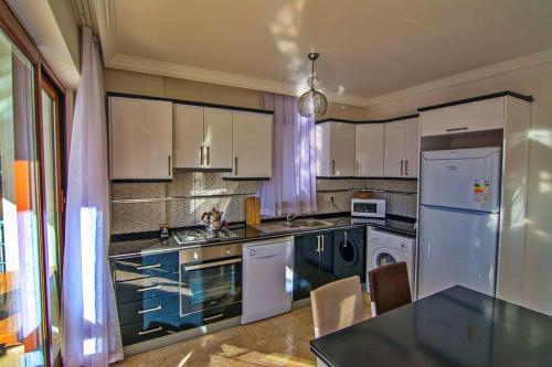 Aquamarine Apartments A1