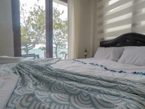 Eyna Hotel