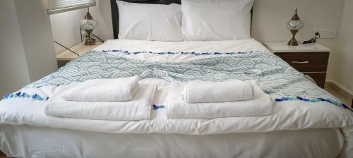Eyna Hotel