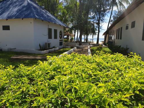Posada Nungwi Inn Beach Cottages