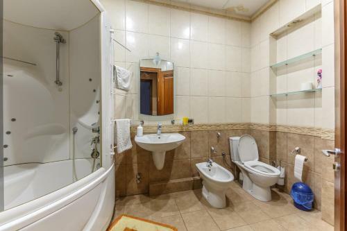 Huge 3 Bedroom Apartment Next To Gulliver & Synagogue