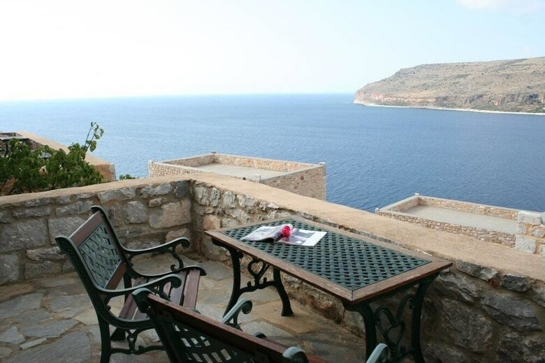 Hotel Limeni Village
