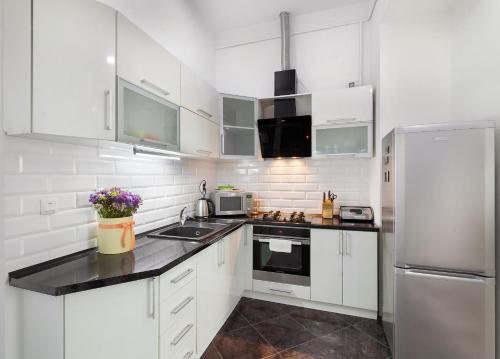 Bv Apartments Black&white