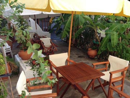 Hostal Oinoi Hotel
