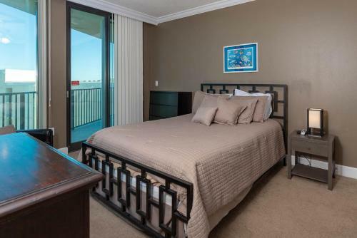Hotel Phoenix On The Bay 2 By Brett Robinson Vacations