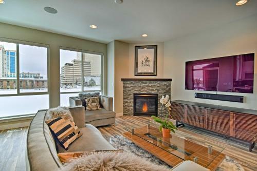 Modern Anchorage Townhome - By Delaney Park Strip!