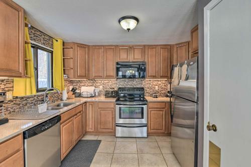Anchorage Escape With Fireplace 11 Mi To Dtwn!