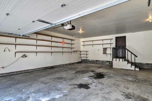 Anchorage Escape With Fireplace 11 Mi To Dtwn!