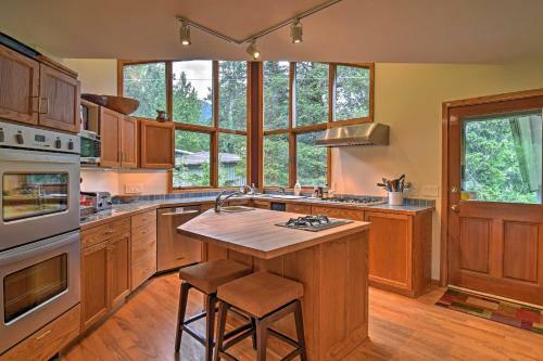 Custom Girdwood Home 2 Blocks From Alyeska Resort!