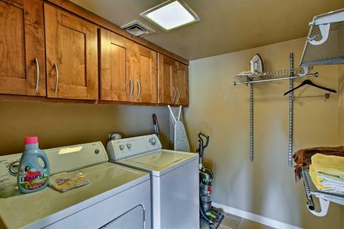 Walkable Carefree Casita With On-site Pool And Jacuzzi!