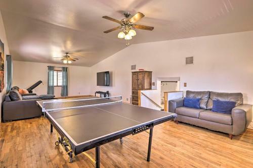 Home With Fire Pit And Yard Less Than 3 Miles To Lake Powell
