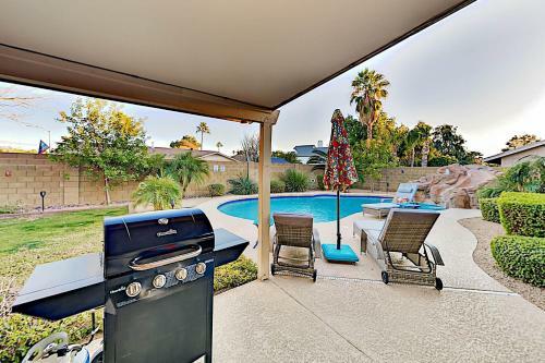 Upgraded Retreat - Poolside Oasis, Patio & Grill Home