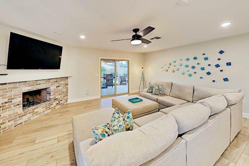 Upgraded Retreat - Poolside Oasis, Patio & Grill Home